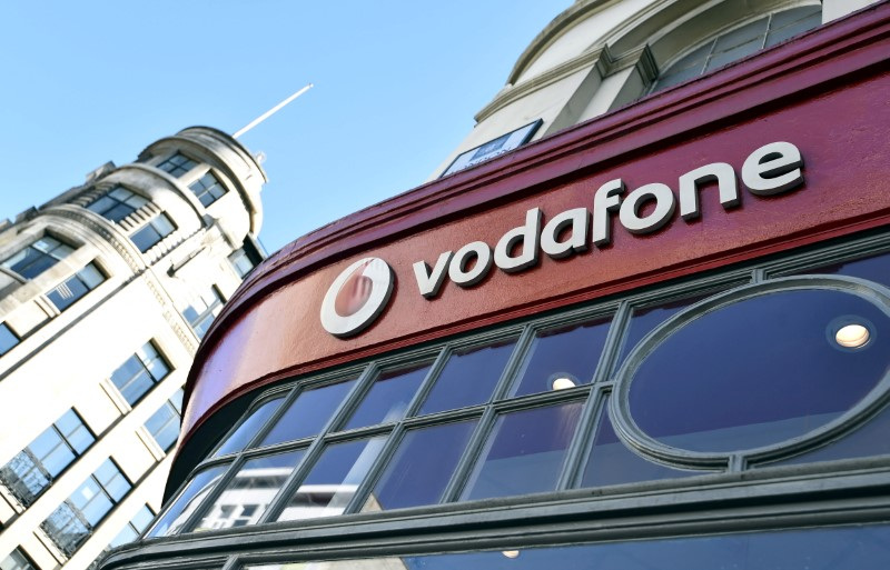 &copy; Reuters. FOTO DE ARCHIVO: La marca de Vodafone en el exterior de una tienda en Londres