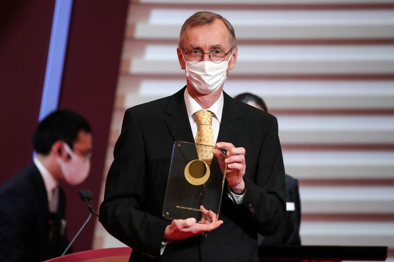 &copy; Reuters. Svante Pääbo recebe prêmio em Tóquio
 13/4/2022    Eugene Hoshiko/Pool via REUTERS