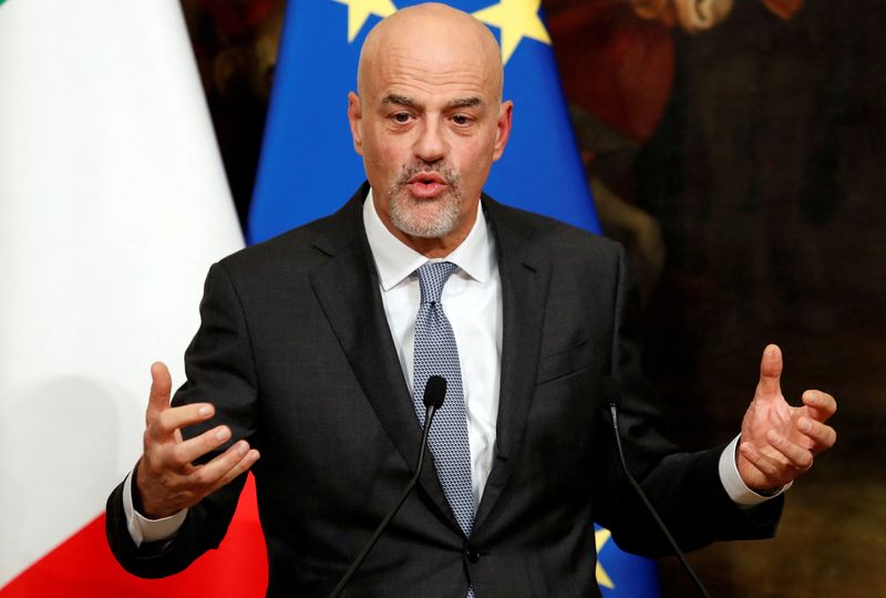 &copy; Reuters. FILE PHOTO: Italian oil major Eni's CEO Claudio Descalzi gestures during a news conference to present an agreement on research in alternative fuels and carbon-cutting technologies in Rome, Italy, November 21, 2017. REUTERS/Remo Casilli/File Photo