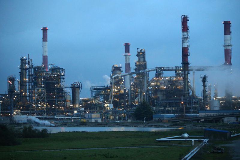 &copy; Reuters. Imagem mostra a refinaria da gigante petrolífera francesa Total em Donges, França, em 21 de novembro de 2017. REUTERS/Stephane Mahe
