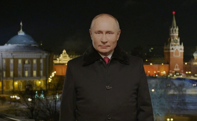 &copy; Reuters. FOTO DE ARCHIVO: El presidente ruso, Vladímir Putin, pronuncia su discurso anual de Año Nuevo a la nación en Moscú, Rusia, el 31 de diciembre de 2021. Kremlin.ru/vía REUTERS  