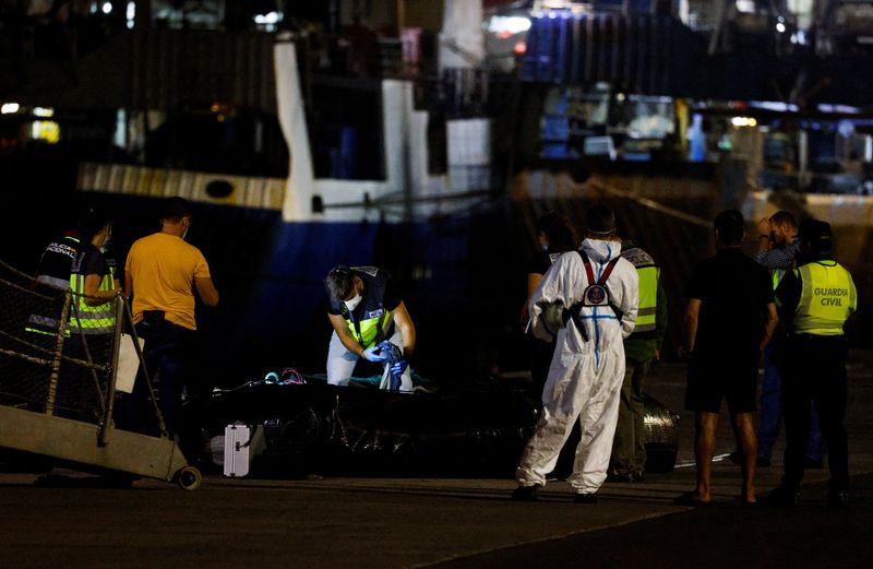 &copy; Reuters. FOTO DE ARCHIVO. La policía inspecciona una lancha neumática en la que viajaban 4 migrantes fallecidos, en el puerto de Las Palmas, en la isla de Gran Canaria, España. 3 de octubre de 2022. REUTERS/Borja Suárez