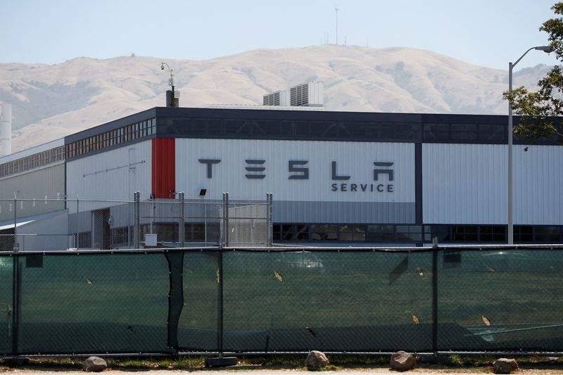 © Reuters. FILE PHOTO: The Tesla factory is seen in Fremont, California, U.S. June 22, 2018. REUTERS/Stephen Lam/File Photo