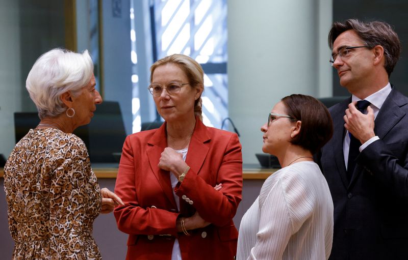 &copy; Reuters. Presidente do BCE, Christine Lagarde; ministra das Finanças da Holanda, Sigrid Kaag; tesoureiro geral do Ministério das Finanças da Holanda, Christiaan Rebergen; e ministra das Finanças de Luxemburgo, Yuriko Backes em reunião de ministros das Finanç