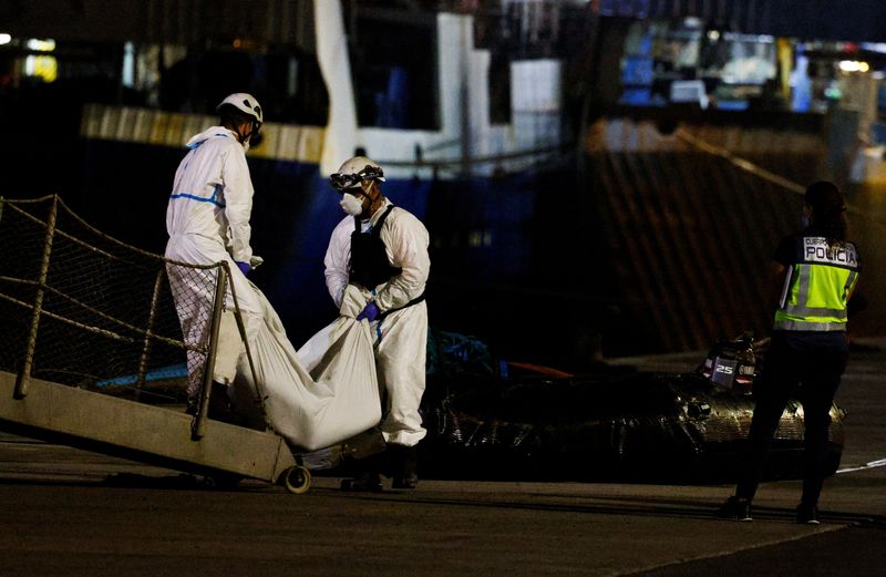 &copy; Reuters. Rescuers carry the body of a deceased migrant out of a Spanish coast guard vessel, in Las Palmas port, on the island of Gran Canaria, Spain, October 3, 2022. REUTERS/Borja Suarez