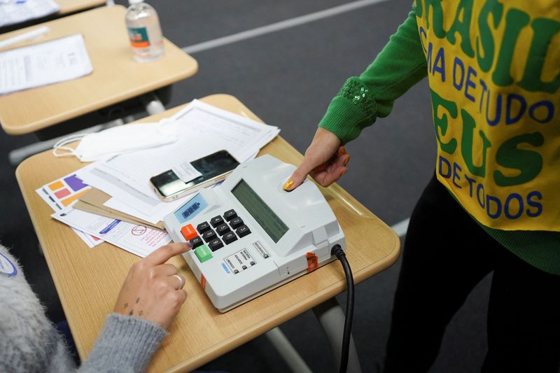 &copy; Reuters. Eleitor se identifica para votar em local de votação em São Paulo
02/10/2022
REUTERS/Mariana Greif