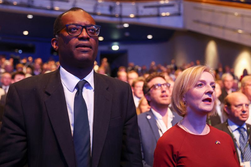 &copy; Reuters. Premiê Liz Truss e ministro das Finanças Kwarteng em conferência do Partido Conservador, em Birmingham, Reino Unido
02/10/2022
REUTERS/Hannah McKay