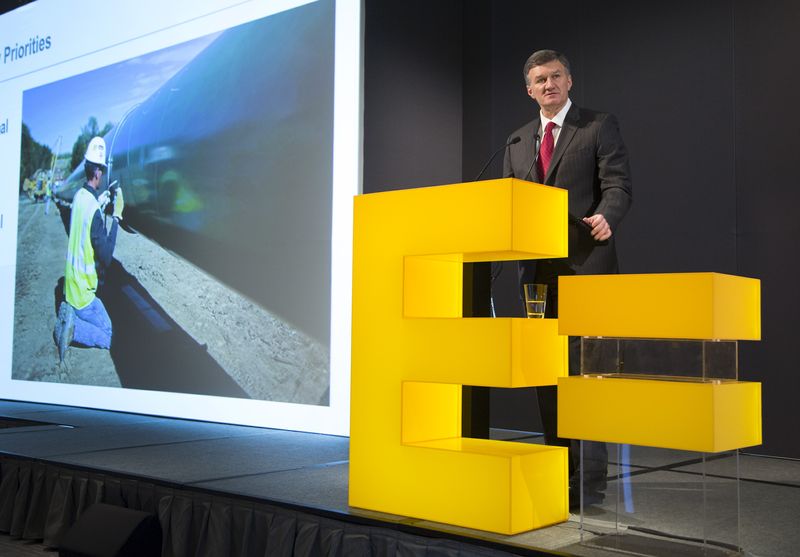 &copy; Reuters. FILE PHOTO: Al Monaco, President and CEO, Enbridge, speaks during the Enbridge Income Fund annual general meeting for shareholders in Toronto May 6, 2015.  REUTERS/Peter Power