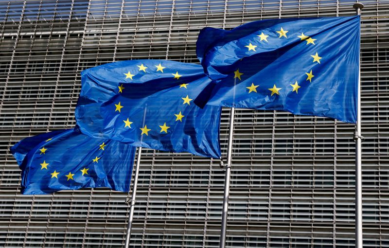 &copy; Reuters. Les drapeaux de l'Union européenne flottent devant le siège de la Commission européenne à Bruxelles. /Photo prise le 17 juin 2022REUTERS/Yves Herman