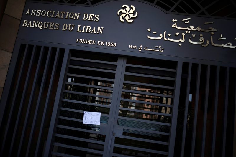 لبناني يسترد 12 ألف دولار تقريبا من مدخراته المجمدة في أحد البنوك