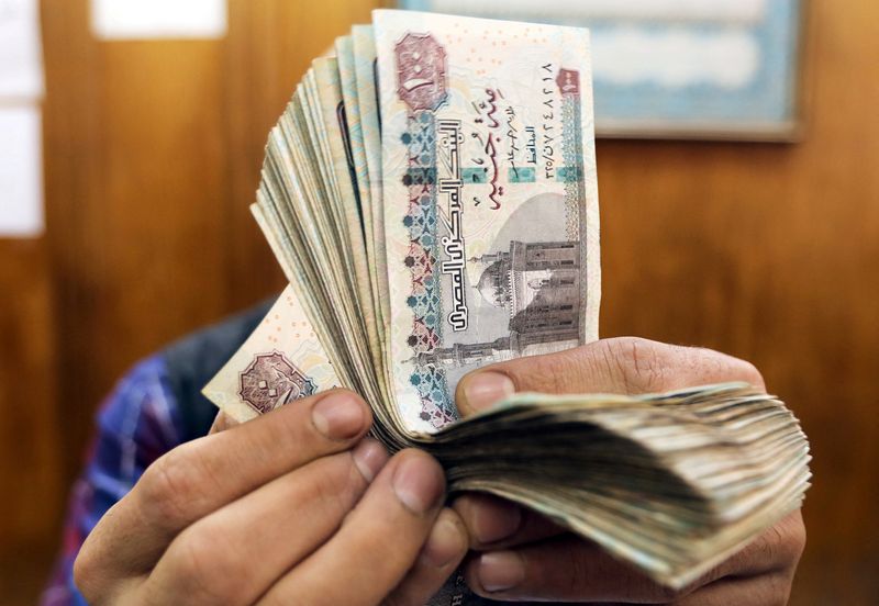الجنيه المصري ينخفض بأسرع وتيرة في 4 أشهر مقابل الدولار