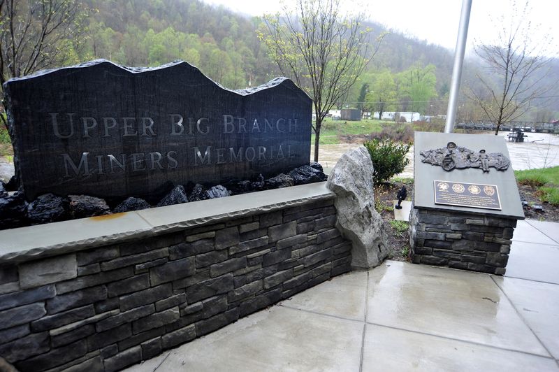 © Reuters. FILE PHOTO: A memorial to honor the 29 West Virginian Coal Miners who lost their lives in the Upper Big Branch mining disaster on April 5th, 2010 is seen along Route 3 near Whitesville, West Virginia April 13, 2015. REUTERS/Chris Tilley/File Photo