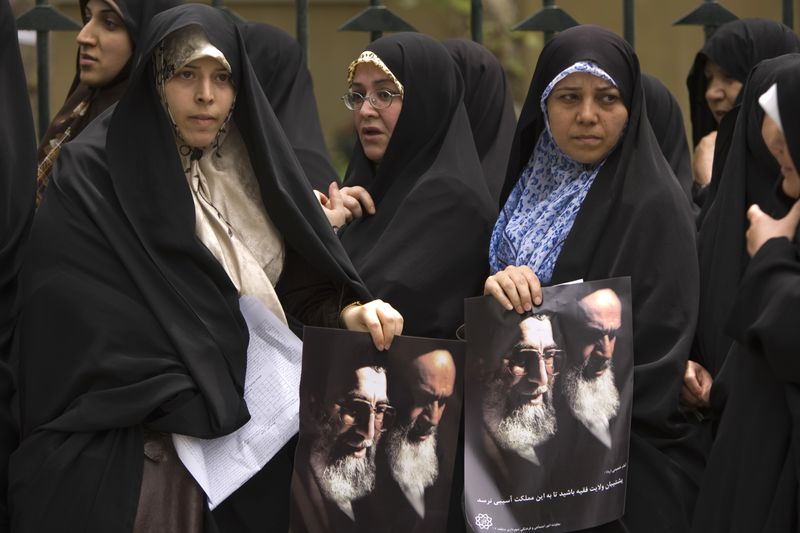 &copy; Reuters. イラン最高指導者のハメネイ師は３日、風紀警察に拘束された女性の死亡に抗議するデモの鎮静化に当たっている治安部隊を全面的に支持すると表明した。ハメネイ師が抗議活動について発