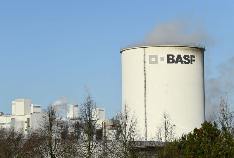 &copy; Reuters. Vue de l'entreprise chimique allemande BASF Schwarzheide GmbH à Schwarzheide, en Allemagne. /Photo prise le 10 décembre 2019/REUTERS/Annegret Hilse