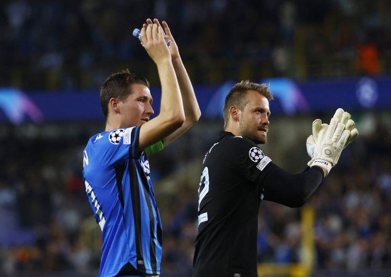 &copy; Reuters. FOTO DE ARCHIVO: Hans Vanaken y Simon Mignolet, del Club Brujas, tras el partido de Liga de Campeones disputado por su equipo y el Bayer Leverkusen el el estadio Jan Breydel de Brujas, Bélgica, el 7 de septiembre de 2022. REUTERS/Yves Herman