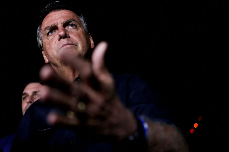 © Reuters. Presidente de Brasil y candidato Jair Bolsonaro habla de los resultados de la primera ronda de las elecciones presidenciales de Brasill en el Palacio de la Alvorada, Brasil, 2 octubre del 2022. REUTERS/Ueslei Marcelino