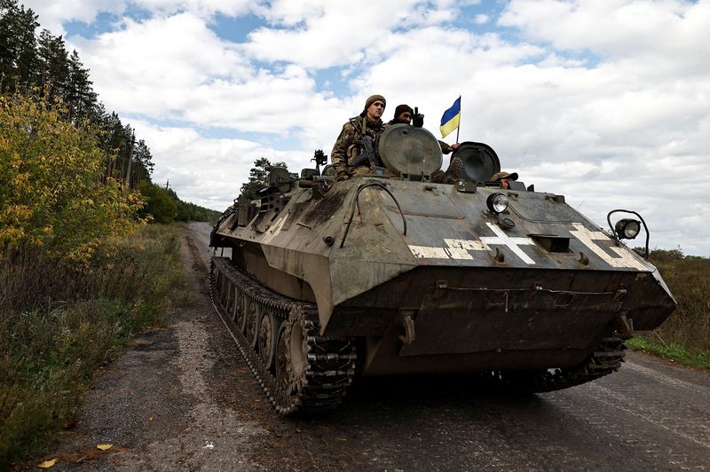 © Reuters. Ukrainians ride an armoured vehicle, amid Russia's attack on Ukraine, in Donesk region, Ukraine, October 3 2022. REUTERS/Zohra Bensemra