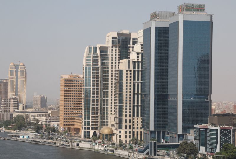 &copy; Reuters. FOTO DE ARCHIVO: Vista general de hoteles, bancos y edificios de oficinas junto al río Nilo mientras Egipto se prepara para acoger la cumbre COP27 en El Cairo, Egipto. 12 de septiembre, 2022. REUTERS/Amr Abdallah Dalsh/Archivo