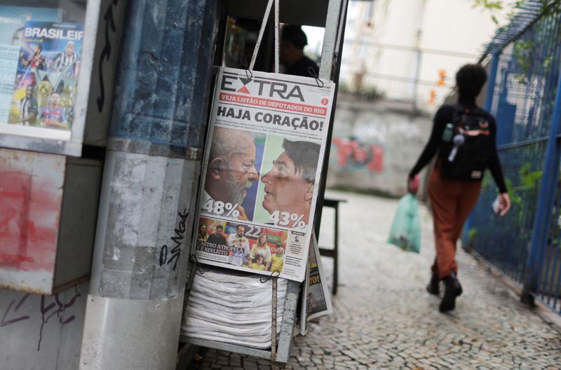 &copy; Reuters. Una persona pasa junto a un periódico que muestra los resultados de las elecciones brasileñas en Río de Janeiro, Brasil. 3 de octubre, 2022. REUTERS/Pilar Olivares