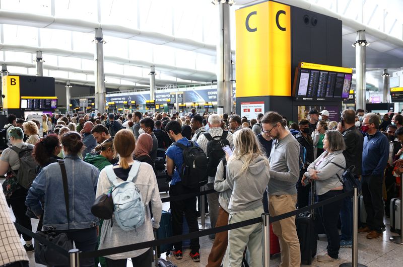 &copy; Reuters. FILE PHOTO: Passengers queue inside the departures terminal of Terminal 2 at Heathrow Airport in London, Britain, June 27, 2022. REUTERS/Henry Nicholls