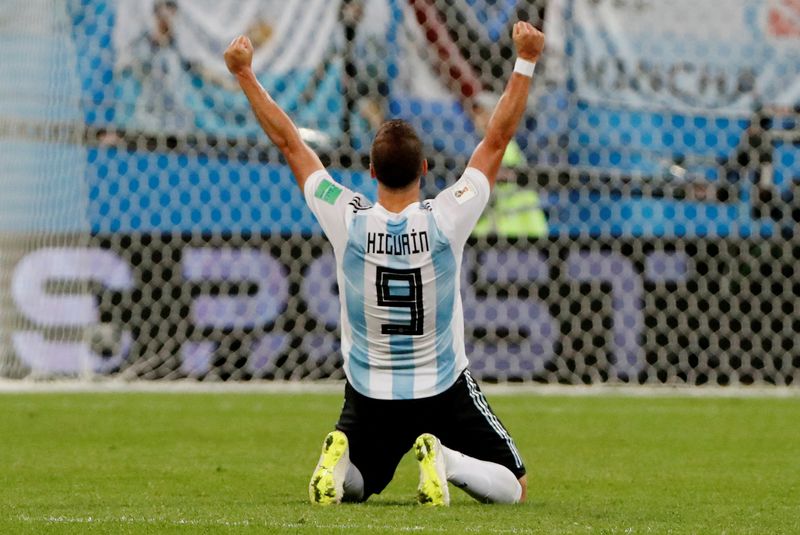 &copy; Reuters. لاعب المنتخب الأرجنتيني جونزالو هيجوين - صورة من أرشيف رويترز. 