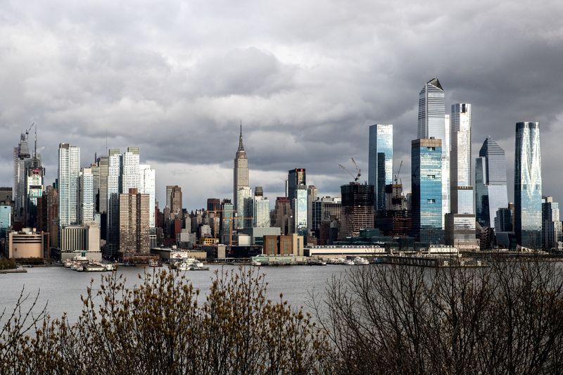 &copy; Reuters. FILE PHOTO: A view of the New York City skyline of Manhattan and the Hudson River during the outbreak of the coronavirus disease (COVID-19) in New York City, as seen from Weehawken, New Jersey, U.S. April 18, 2020. REUTERS/Jeenah Moon