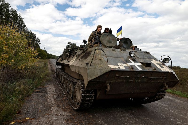 &copy; Reuters. Ukrainians ride an armoured vehicle, amid Russia's attack on Ukraine, in Donesk region, Ukraine, October 3 2022. REUTERS/Zohra Bensemra