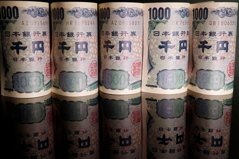 &copy; Reuters. FILE PHOTO: Banknotes of Japanese yen are seen in this illustration picture taken September 23, 2022. REUTERS/Florence Lo/Illustration