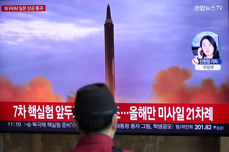 © Reuters. A man watches a TV broadcasting a news report on North Korea firing a ballistic missile over Japan, at a railway station in Seoul, South Korea, October 4, 2022. REUTERS/Kim Hong-Ji