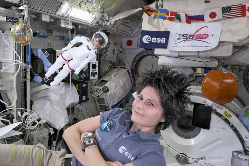 &copy; Reuters. رائدة الفضاء سامانثا كريستوفوريتي، أول قائدة أوروبية في محطة الفضاء الدولية، تظهر برفقة دمية باربي تشبهها بينما تسبحان داخل محطة الفضاء ال