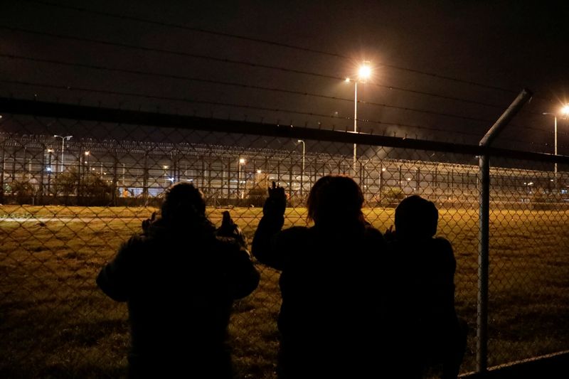 &copy; Reuters. أقارب نزلاء أحد سجون مدينة لاتاكونجا بمقاطعة كوتوباكسي بالإكوادور ينظرون من خلال الأسوار الشائكة بينما ينتظرون معرفة أخبار عن السجناء يوم 
