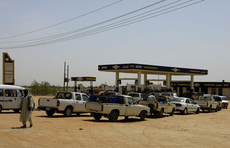 Prices of petrol and diesel fall in Sudan - ministry statement