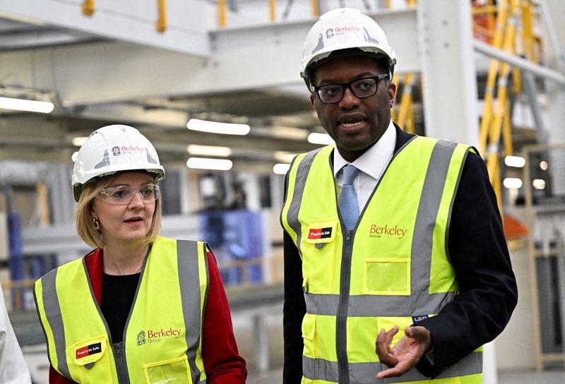 &copy; Reuters. FOTO DE ARCHIVO: La primera ministra británica, Liz Truss (izquierda), y el ministro de Finanzas, Kwasi Kwarteng, durante la visita a una fábrica en Northfleet, Reino Unido, el 23 de septiembre de 2022. REUTERS/Dylan Martinez
