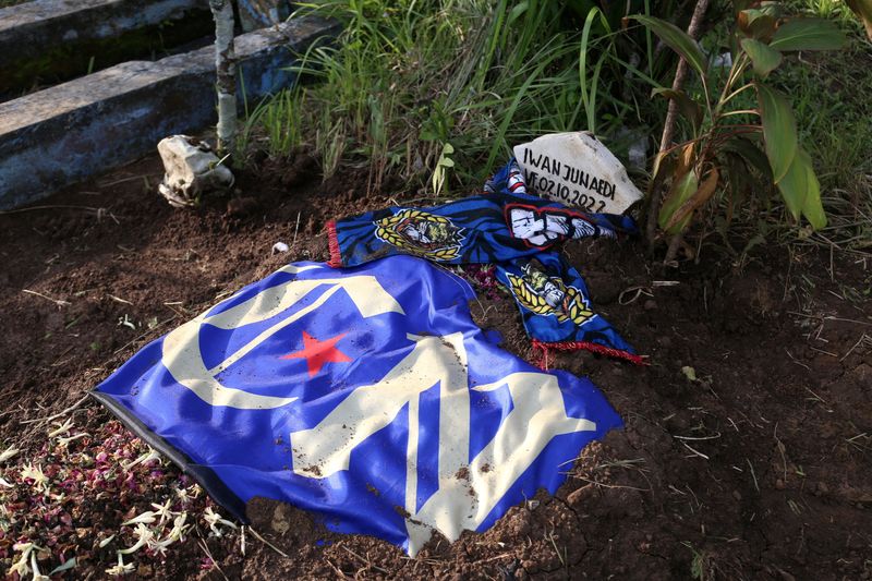 &copy; Reuters. The grave of Iwan Junaedi, who died after a riot and stampede at Kanjuruhan Stadium, following a soccer match between Arema vs Persebaya is pictured in Singosari, Malang, East Java province, Indonesia, October 3, 2022. REUTERS/Rizki Dwi Putra