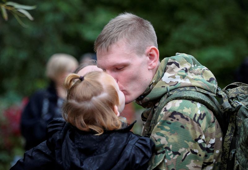 &copy; Reuters. FOTO DE ARCHIVO: Un reservista ruso se despide antes de su partida hacia una base en el curso de la movilización parcial de tropas, destinada a apoyar la campaña militar del país en Ucrania, en la ciudad de Volzhsky en la región de Volgogrado, Rusia 2