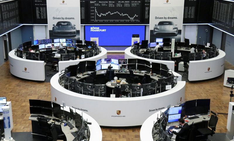 &copy; Reuters. شاشات تعرض بيانات لمؤشر داكس الألماني في بورصة فرانكفورت يوم 29 سبتمبر أيلول 2022. تصوير: رويترز. 