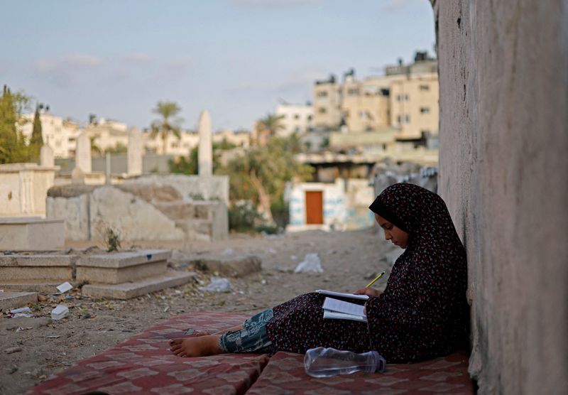 &copy; Reuters. لميس كحيل (12 عاما) تدرس في مدرسة في مقبرة الشيخ شعبان حيث تعيش مع عائلتها في غزة يوم الرابع من سبتمبر أيلول 2022. تصوير: محمد سالم - رويترز.