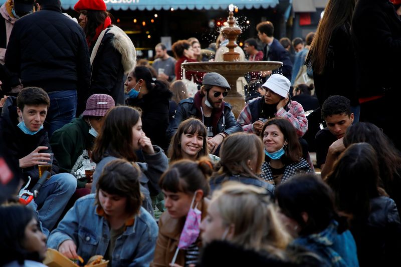 &copy; Reuters. FILE PHOTO: People enjoy an evening drink at Place de la Contrescarpe in Paris as cafes, bars and restaurants reopen after closing down for months amid the coronavirus disease (COVID-19) outbreak in France, May 19, 2021. REUTERS/Sarah Meyssonnier/File Pho