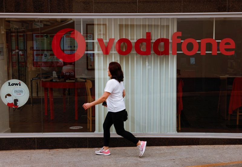 &copy; Reuters. Una mujer pasa por delante de una tienda de Vodafone en Ronda, España, el 3 de octubre de 2022. REUTERS/Jon Nazca