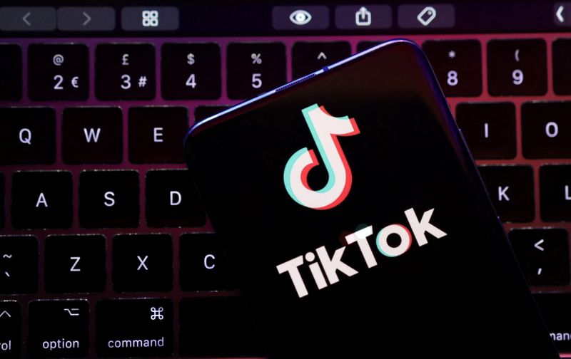 &copy; Reuters. FOTO DE ARCHIVO. Imagen de ilustración del logo de TikTok en un teléfono móvil sobre una computadora. 22 de agosto de 2022. REUTERS/Dado Ruvic