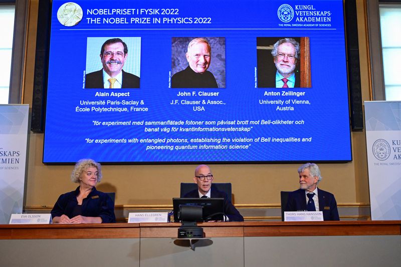 © Reuters. Secretary General of the Royal Swedish Academy of Sciences Hans Ellegren, Eva Olsson and Thors Hans Hansson, members of the Nobel Committee for Physics announce the winners of the 2022 Nobel Prize in Physics Alain Aspect, John F. Clauser and Anton Zeilinger, during a news conference at The Royal Swedish Academy of Sciences in Stockholm, Sweden, October 4, 2022.  TT News Agency/ Jonas Ekstromervia REUTERS   