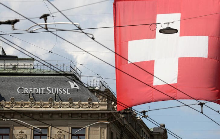 &copy; Reuters. La bandiera nazionale svizzera sventola davanti alla sede della banca Credit Suisse a Zurigo, Svizzera, 27 luglio 2022. REUTERS/Arnd Wiegmann