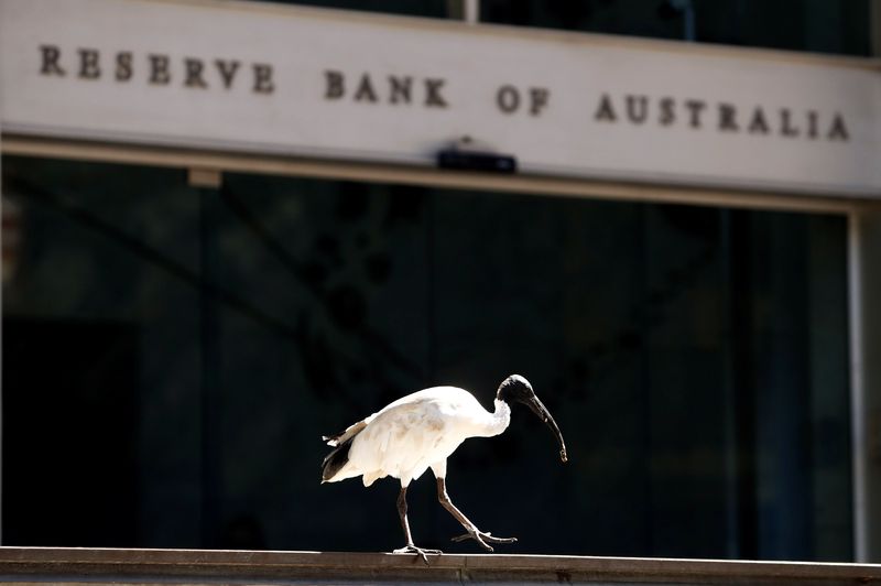 &copy; Reuters. An ibis bird perches next to the Reserve Bank of Australia headquarters in central Sydney, Australia February 6, 2018. REUTERS/Daniel Munoz