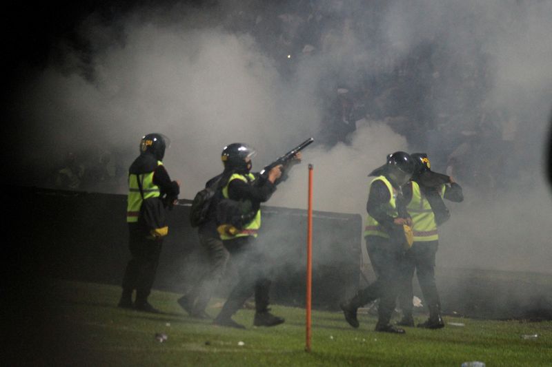 &copy; Reuters. インドネシアのプロサッカーリーグの試合後に起きた暴動で少なくとも１２５人が死亡した問題で、事故原因を大統領に報告する国家警察委員会の当局者は４日、警察が催涙ガスをサポータ