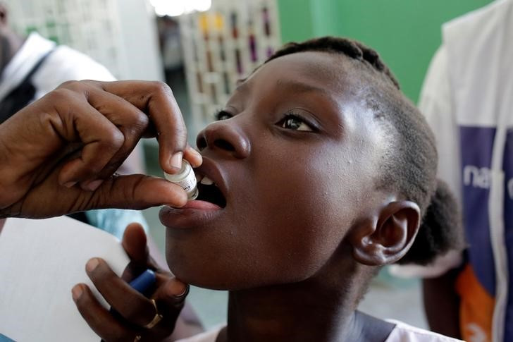 &copy; Reuters. Imagen de archivo de una niña recibiendo la vacuna oral contra el cólera en el Hospital de la Inmaculada Concepción en Les Cayes, Haití. 8 noviembre 2016. REUTERS/Andrés Martínez Casares