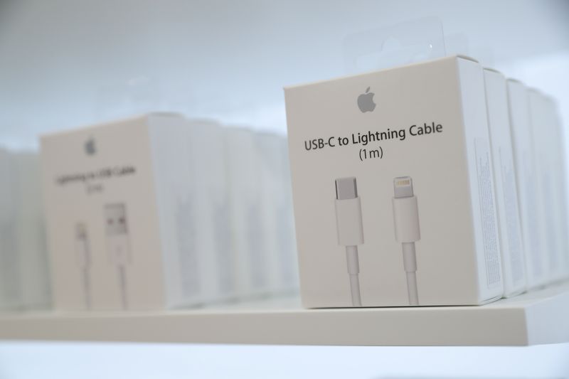 &copy; Reuters. FOTO DE ARCHIVO: Adaptadores de cable USB-C a Lightning en una nueva tienda de Apple en Chicago, Illinois, Estados Unidos, 19 de octubre de 2017. REUTERS/John Gress/File Photo