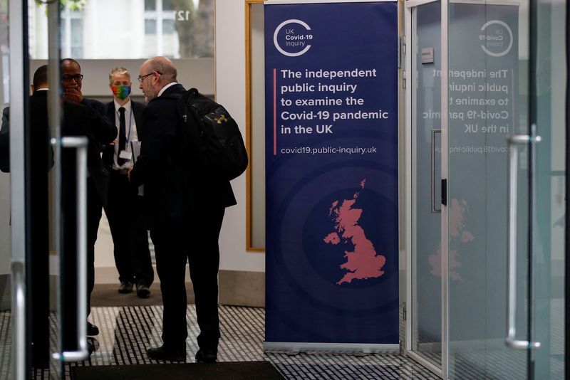 &copy; Reuters. People stand at the venue of the preliminary hearing into the UK Government coronavirus disease (COVID-19) inquiry in London, Britain October 4, 2022. REUTERS/Peter Nicholls
