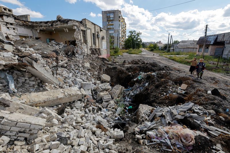 &copy; Reuters. FILE PHOTO: Local residents stand next to the debris of a destroyed building in the course of Russia-Ukraine conflict in Lysychansk, the city controlled by pro-Russian troops in the Luhansk region, Ukraine September 21, 2022. REUTERS/Alexander Ermochenko