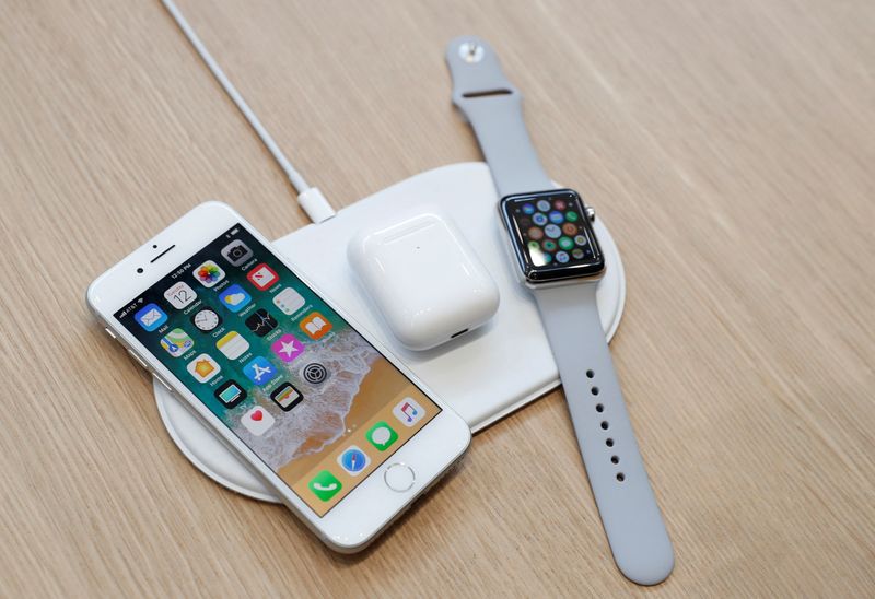 © Reuters. FILE PHOTO: An AirPower wireless charger is displayed along with other products during an Apple launch event in Cupertino, California, U.S. September 12, 2017. REUTERS/Stephen Lam/File Photo