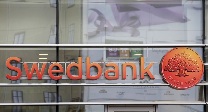 &copy; Reuters. FILE PHOTO: The Swedbank logo is pictured on its branch in Riga October 21, 2014. REUTERS/Ints Kalnins/File Photo